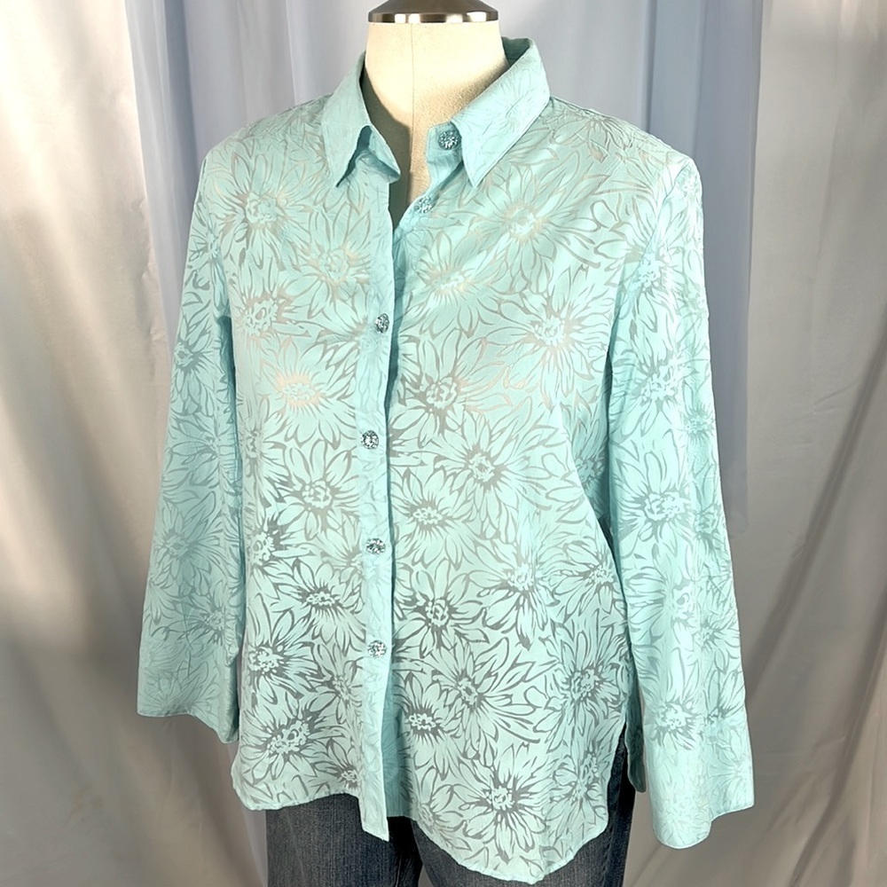 Susan Graver light blue floral embossed collared button down blouse large